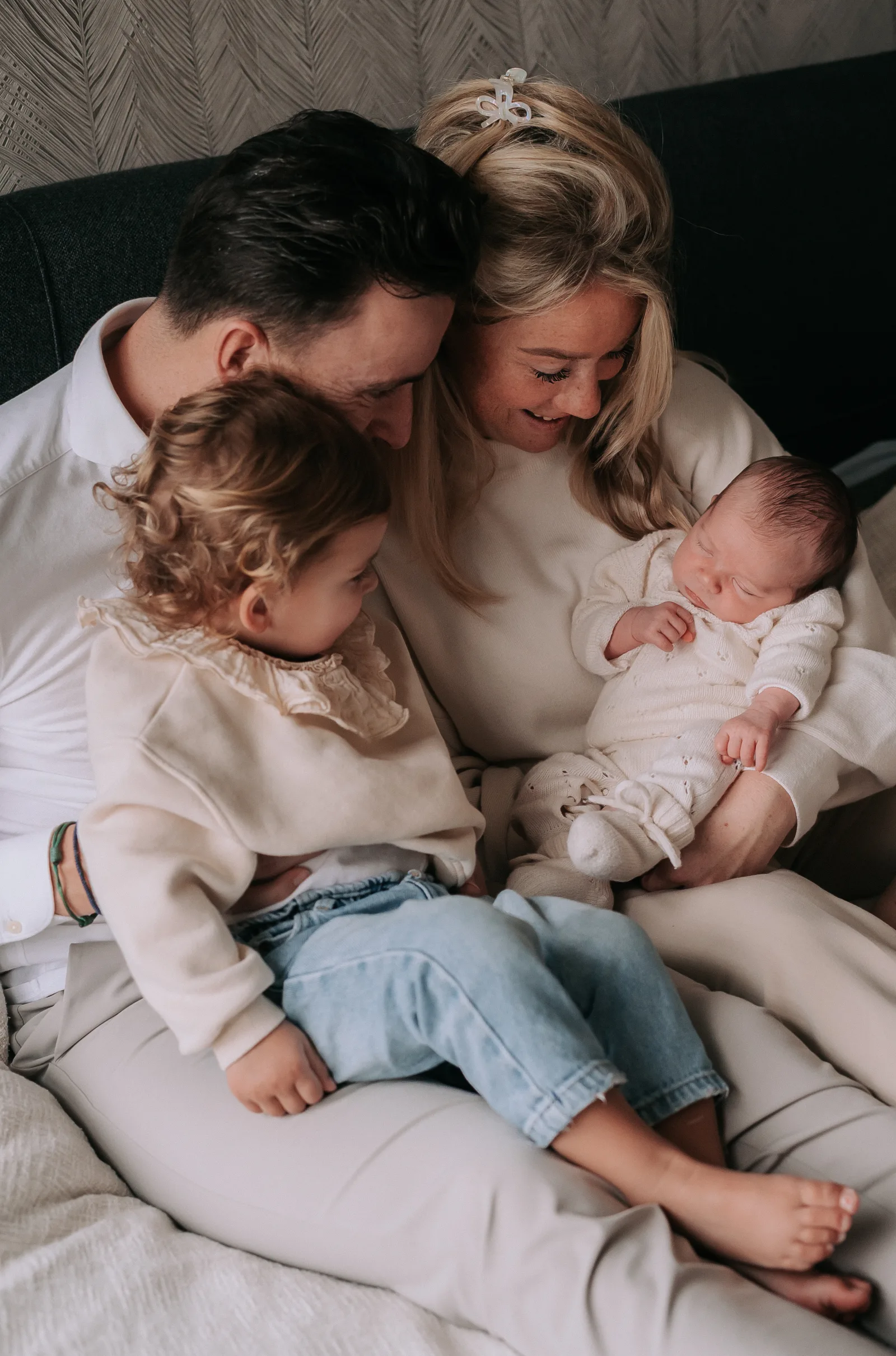 Gezin met pasgeboren baby tijdens een newbornshoot
